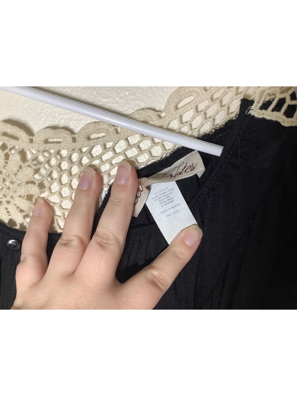 < Love Notes Black Blouse With Cream Crochet Back Panel Size Medium > - Picture 7 of 7